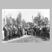 090-0049 Am 09. September 1934 nach dem Kirchgang Kranzniederlegung am Denkmal.jpg